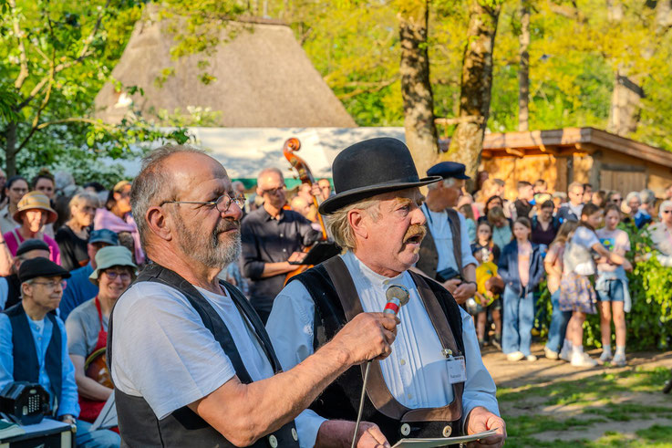 Bevor der Maibaum aufgestellt wurde gab es noch ein paar begleitende Worte.