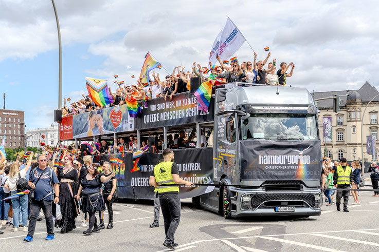 An der Parade des CSD Hamburg nahmen rund 60 Trucks und 120 Fußgruppen teil, Diesen schlossen sich zahlreiche Menschen an, es war ein gewaltiger, fröhlicher und lauter Zug der sich durch auf der Demonstrationsroute bewegte