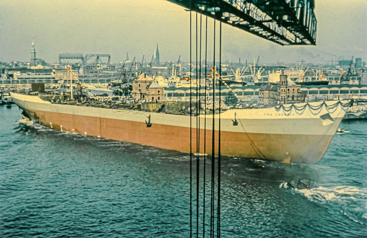 Der griechische Reeder Oniassis ließ damals alle seine Schiffe in Deutschland bauen. Hier der Stapellauf des, nach der Ehefrau des Reeders benannten, damals größten Tankers der Welt " Tina Onassis".