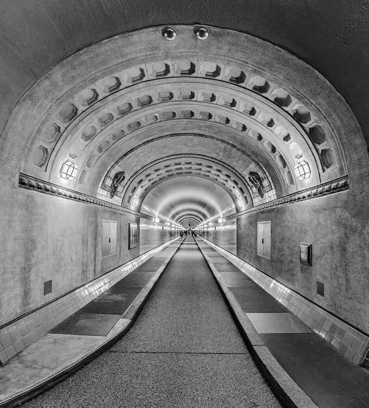 Alter Elbtunnel, Hamburg,  monochrom