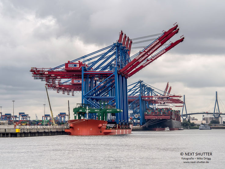 Nachden das Schiff drei Tage an den Pfählen lag, nun angekommen am Burchardkai im Waltershofer Hafen.