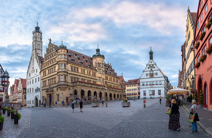 Der Platz vor den Rathaus der Stadt