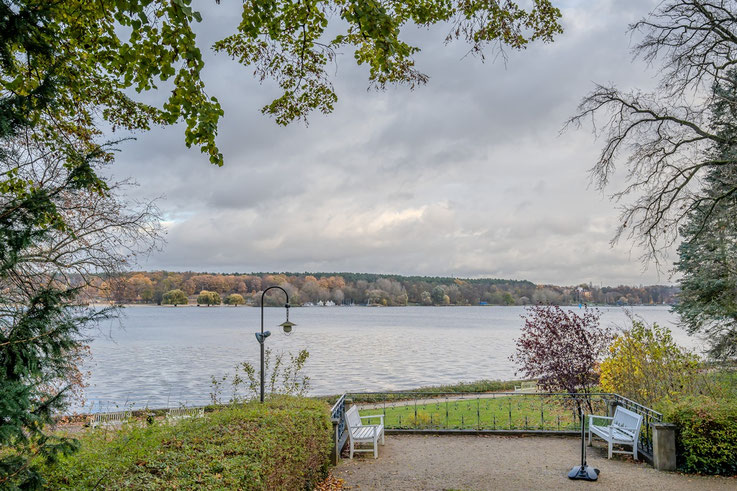 Der Ausblick von der Terasse auf den Wannsee. Bei dem Gedanken, dass hier bereits Reinhard Heydrich oder einige seiner Mittäter gestanden und die Aussicht genossen haben könnte,  lief es mir eiskalt den Rücken runter.