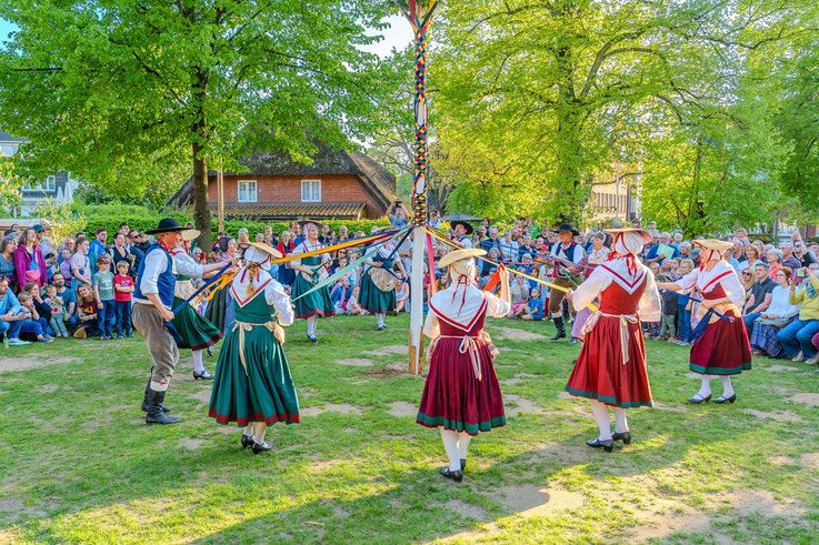 Nachdem der Maibaum sicher stand wurde er von der Trachtengruppe des TUS Berne mit einem Bändertanz geschmückt.