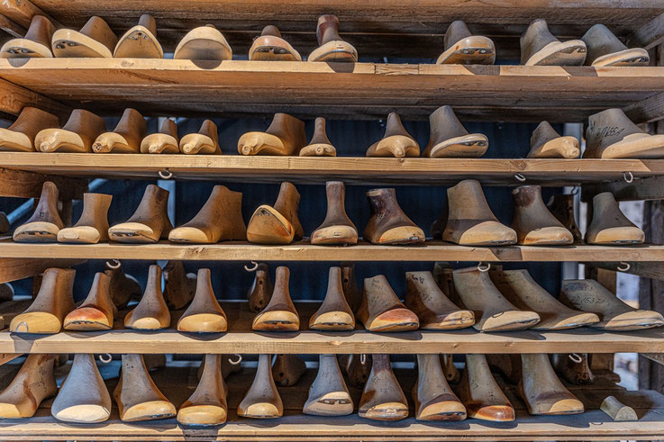 Ein Regal voller Schuhleisten - wie viele Schuhe auf Ihnen gefertigt wurden, ist nicht abzuschätzen.