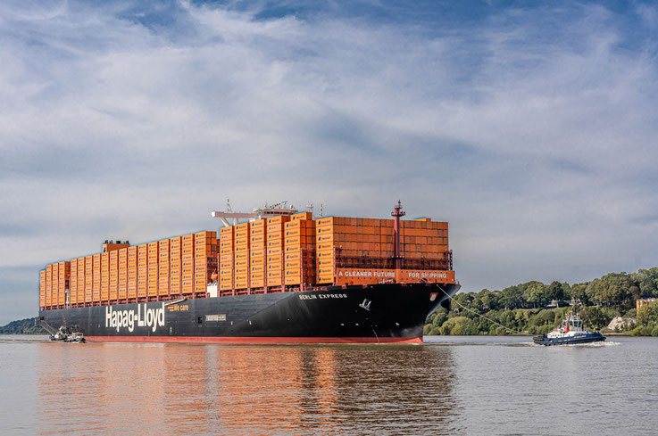 Das derzeit (09/2023) größte deutsche Containerschiff - die "Berlin Express". Sie kann bei einer Länge von 399 m und einer Breite von 61 m bis zu 23.664 TEU transportieren.