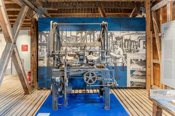 Eine Maschine zu Herstellung von Schuhleisten.