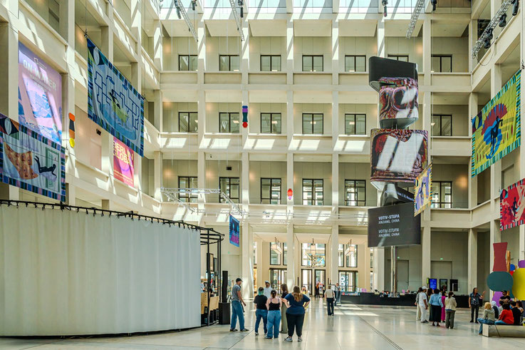 Barockschloss trifft Bauhaus - die Lobby des Humboldt - Forums