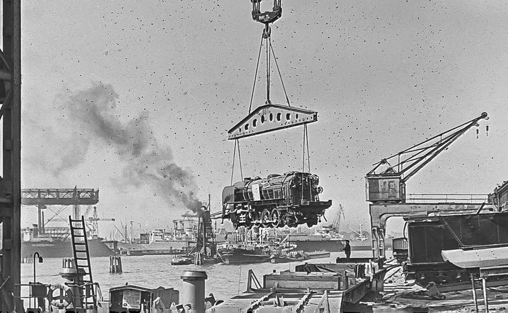Hamburg war der wichtigste Hafen für die CSSR. In der Dessauer Strasse gab es bis Anfang des 21. Jahrhunderts noch ein paar Schuppen die tschechisches Staatsgebiet waren. Das Bild zeigt die Verladung einer Skoda - Lokomotive.