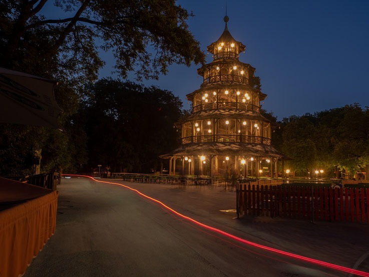 München hat aber auch noch viele andere Seiten : Hier der Cinesische Turm im Englischen Garten, Zentrum eines schönen Biergartens.