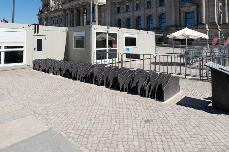 Wo Licht ist, da ist auch Schatten. Das Mahnmal für die von den Nationalsozialistern ermordeten Reichtagsabgeordneten. Lieb - und respektloser kann man ein Mahnmal nicht platzieren. Eine Schande für den Deutschen Bundestag, für unser Land!