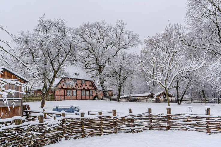 Die Rückseite des Spiekerhuses in der Schneelandschaft