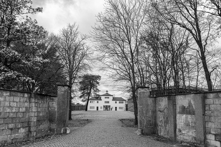 Der Vorhof zur Hölle. Hinter diesem Tor befand sich das Kommandatenhaus und die Kommandantur mit dem Lagertor..
