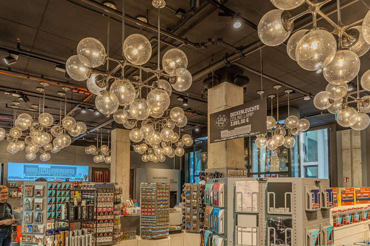 Nachbauten der Leuchten des Palastes der Reublik im Souvenirshop des Humboldtforum