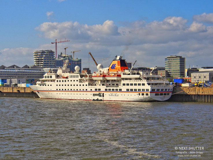 Die ehemalige "Hanseatic" von Hapag Lloyd Kreuzfahrten. Sie wurde 2019 durch drei Neubauten der Hanseatic - Klasse ersetzt. Sie ist nunmehr (Stand 11/2022) unter dem Namen "Heritage Adventurer" als Expeditionsschiff unterwegs.