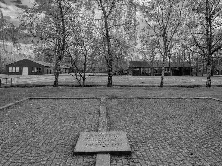 Zunächst wurden tote Häftlinge im Krematorium Ohlsdorf verbrannt. Als  immer mehr Häftlinge verstarben bzw. getötet wurden, wurde das Kematorium erbaut. Dieses wurde 1949 abgebrochen,  seit 1970 erinnert eine Gedenkplatte an diesen Ort.