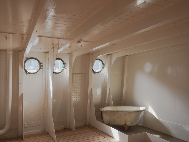 Aus dem Inneren des Schiffes: Am Boden ist die Größe des Badezimmers für Offiziere angedeutet. Es ging schon recht eng zu....