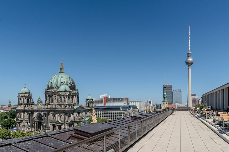 Ein besonderer Clou ist die Dachterasse des Humboldt Forums, sie gewährt einen grandiosen Ausblick auf Berlin. Und ganz nebenbei ist sie selbst eine Sehenswürdigkeit. Hier der Ausblick auf den Gernsehturm und den Berliner Dom.