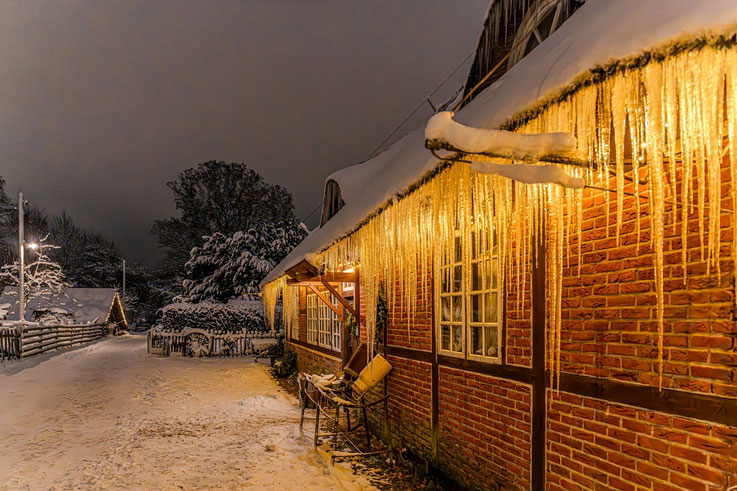 Eiszapfen am Dach des Harderhofes, Museumsdorf Volksdorf, Nacht