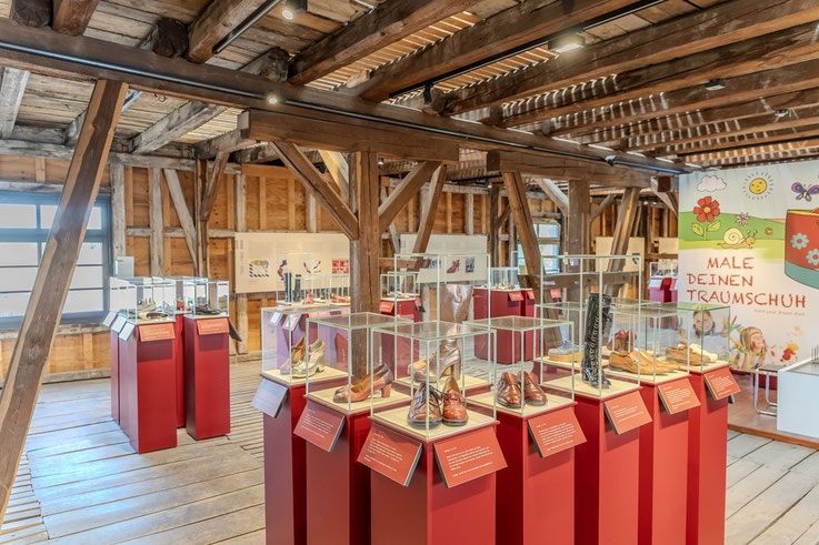 Ausstellung von Schuhen. 