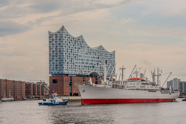 Hambuger Wahtzeichen, Cap San Diego vor der Elbphilharmonie