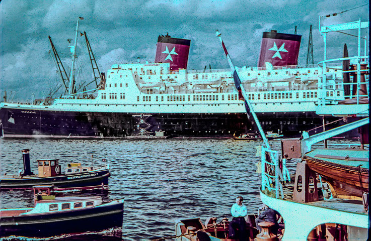 Damals DAS Traumschiff der Deutschen und Inbegriff von Luxus: Die "Hanseatic". Sie verkehrte im Liniendienst von Hamburg nach New York. Hierbei machte sie oftmals Zwischenstation am Steubenhöft in Cuxhaven.