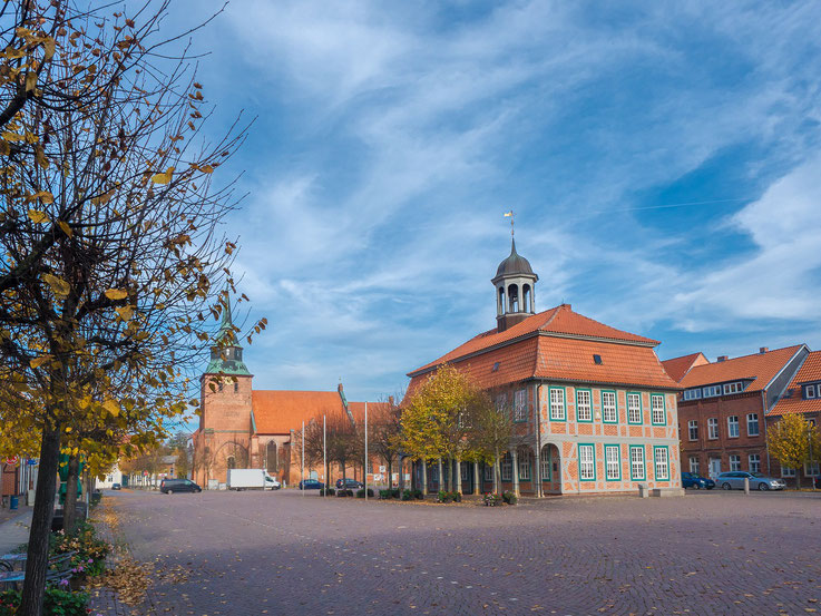 Das Rathaus und die Marienkirche in Boizenburg.