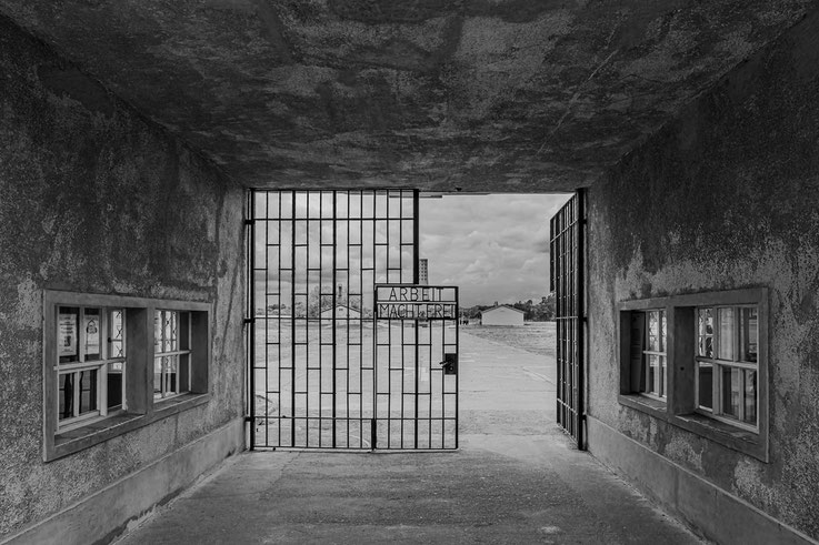 Das Lagertor, der Eingang zur Hölle, mit dem zynischen Spruch "Arbeit macht frei". Die einzige Möglichkeit der Freiheit war der Tod oder später die Befreiung durch die sowjetischen Truppen.