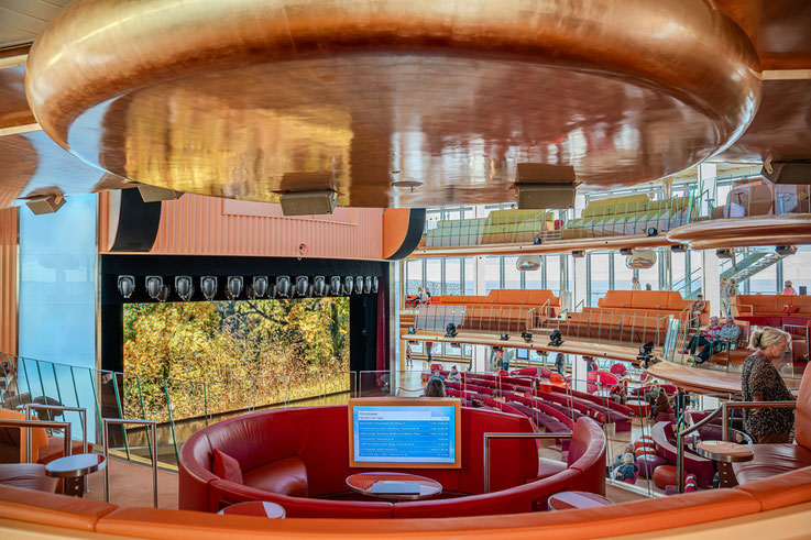 Das in der Mitte des Schiffes gelegene Theatrion, hier finden die großen Veranstaltungen wie Shows, "Kunstauftionen", Verkauf von Ausflügen u.Ä. statt. Die Passagiere könne von 3 Decks aus verfolgen was gerade geboten wird.