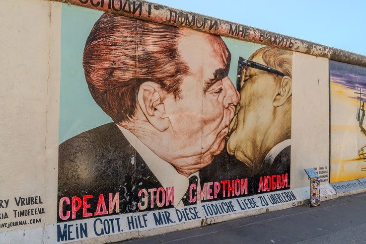 Das wohl bekannteste Bild der Eastsidse Gallery : der Bruderkuss zwischen Erich Honecker und Leonid Breschnew