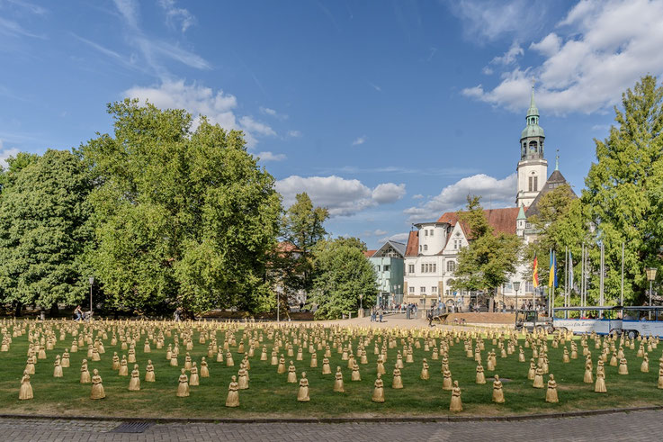 Vor dem Schloss fand, zum Zeitpunkt meines Besuches, eine Installation zu Ehren von Königin Caroline Mathilde von Dänemark statt. Die in England geborene, nach Dänemark verheiratete Königin, verstarb 1775 im Alter von 23 Jahren in Celle.