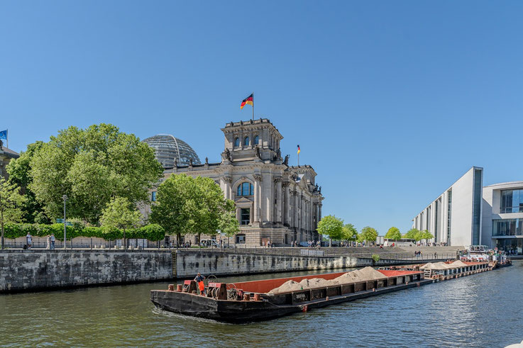 Auch wenn man fast nur Ausflugsdampfer sieht: die Spree ist auch ein Transportweg für Wirtschaftsgüter. In diesem Fall wohl Nachschub für die zahlreichen Baustellen der Stadt.