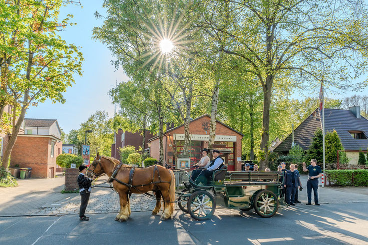Die Kutsche vor dem "Spritzenhaus" der FF Volksdorf.