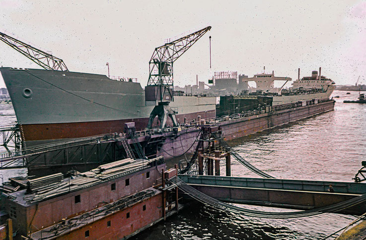 Bereits zu dieser Zeit wurden Schiffe gebaut, die zu groß wurden um auf einem Helgen gebaut zu werden. Ebenso wie heute, wurden die Sektionen dann in einem Dock zusammengefügt.