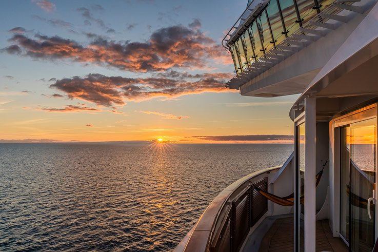 Für mich die größte Attraktion : der Ausblick von einem der oberen Decks, hier aus meiner Kabine auf Deck 11. Es gab einige, wenige Sonnenauf - und Untergänge die mich fasziniert haben. Es waren nur leider viel zu wenige.