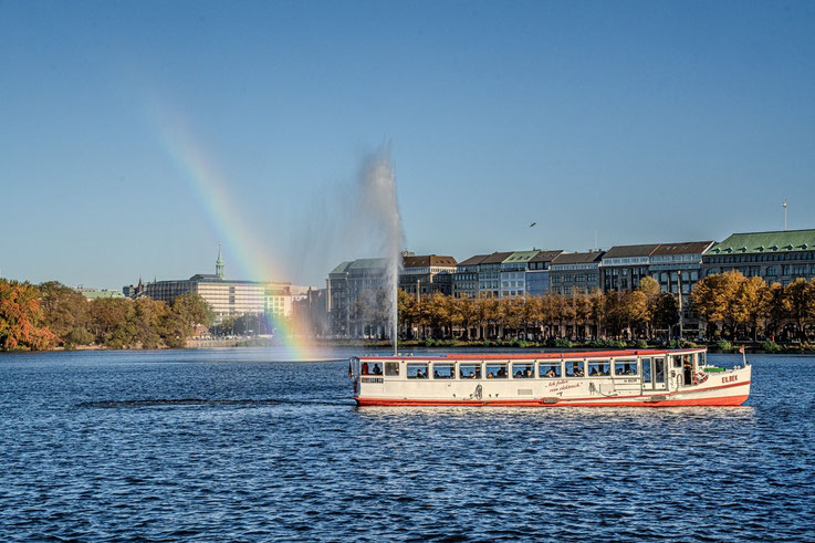 Noch fahren die Alsterdampfer, sie werden nach und nach zum Winter den Ausflugsverkehr einstellen.