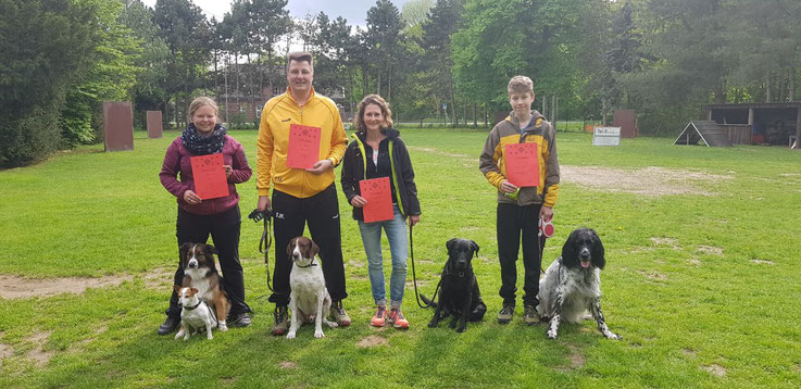 v.l. Janine mit Jupp u. Elvis, Thorsten mit Dante, Maren mit Holly, Leonard mit Kai (es fehlt Dennis mit Shadow)