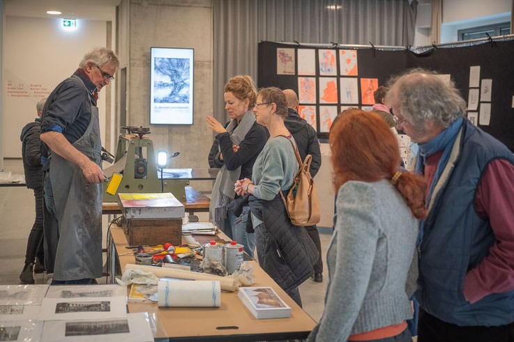 Besucherinnen und Besuchern verfolgten interessiert das Entstehen einer Farbradierung.