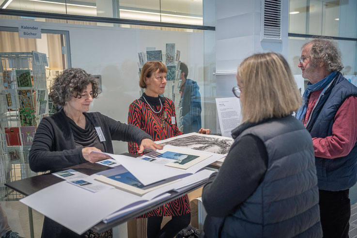 Rebekka Kohlert und Dr. Petra Pötschke stellen das Plakat des  43. Dresdner Graphikmarktes und die Samstags-Edition vor.