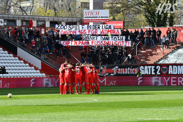 Die Fans von Admira Wacker zeigten ein Spruchband anlässlich des Jubiläum von Kapitän Daniel Toth