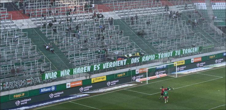 Rapidfans protestieren in der erste Spielhälfte gegen die bisherige Leistung