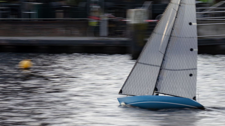 Von Studenten gebaut und gesegelt: Große Modellyacht aus FKV auf dem Ratsdelft   (Foto: Hochschule Emden/Leer, Max Simson)