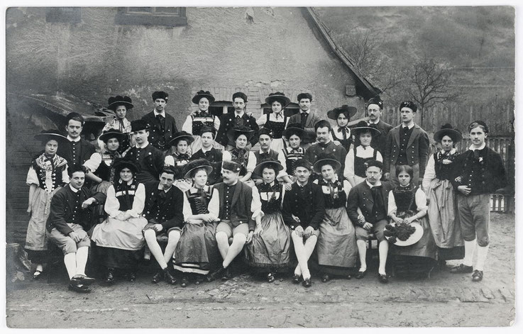 Gruppenfoto von jungen Schwarzwälder in Gutacher Tracht (Bollenhut), Schwarzwald um 1900