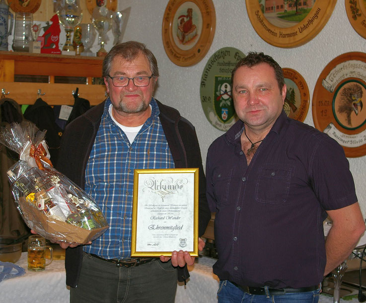 Ehrenmitglied Richard Wander mit 1. Schützenmeister Klaus Nirschl