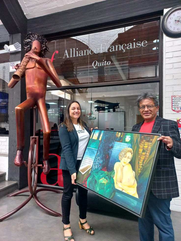  Remise de l'oeuvre de Ksenia Milicevic pour la Collection d'art de l'Alliance Française de Quito, Equateur, par le peintre Miguel Betancourt.