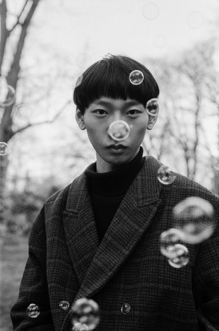 Photo de portrait mannequin argentique en noir et blanc réalisé à Paris par Vivien Liskovsky