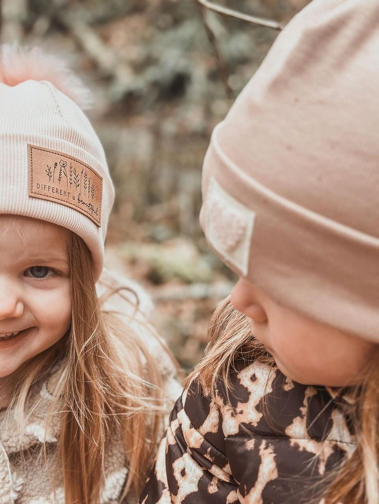 Zwei Mädchen - eines mit beigem Beanie/Mütze - Hipster Beanies und Kindermützen | Scherzinger-Baby