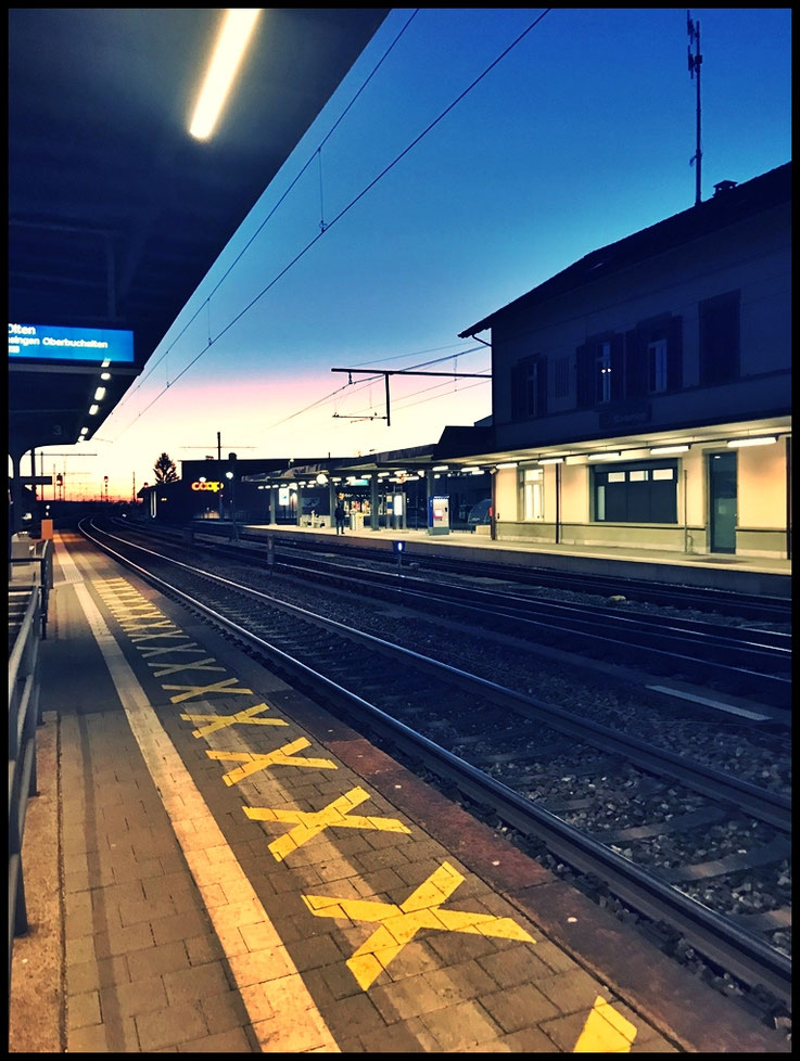 Pedro Meier, Einsamer Bahnsteig Unterwegs ins neue Jahr 2026, Chronik des Augenblicks, Serendipity-Zyklus, Jurasüdfuss Impressionen, Melancholia – markante gelbe XXX Sicherheitsmarkierungen, Foto Pedro Meier Schriftsteller, Lyriker, Multimedia Künstler