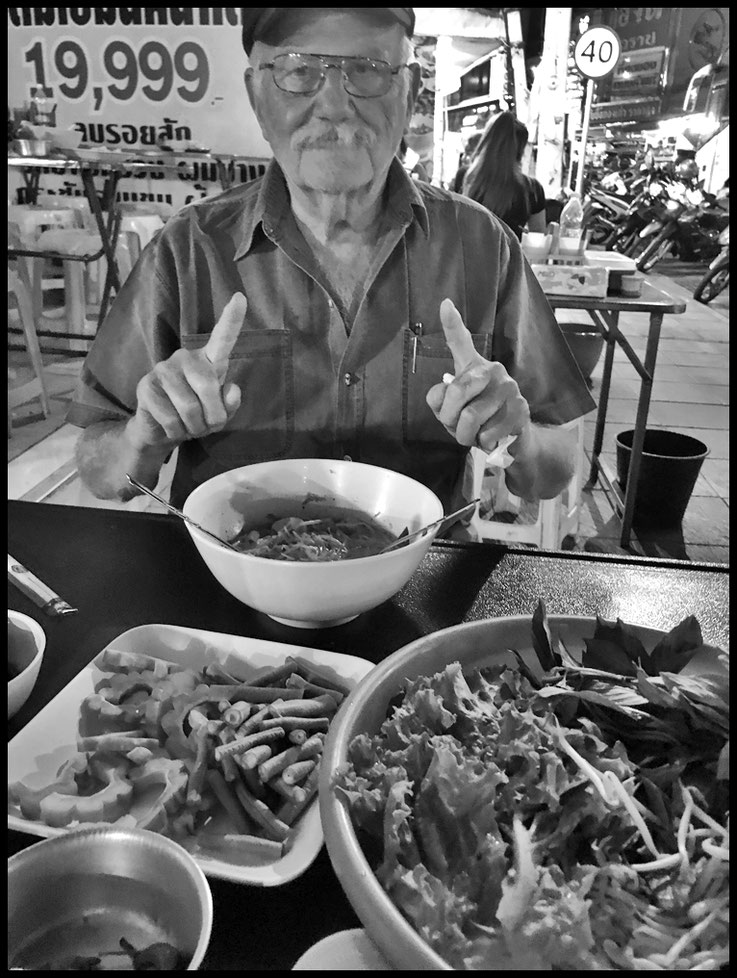 Pedro Meier, Garküche, Strassenküche, Street Food, Nudelsuppe Krebse Gemüse Reis, Vor dem Motiv, True Crime Recherche, Ermittlungen Schauplatz, Krimi Idee, Dschungelatelier Pedro Meier Thailand 2023, Golf von Siam, Haiku, Zen-Buddhismusm, Gesamtkunstwerk