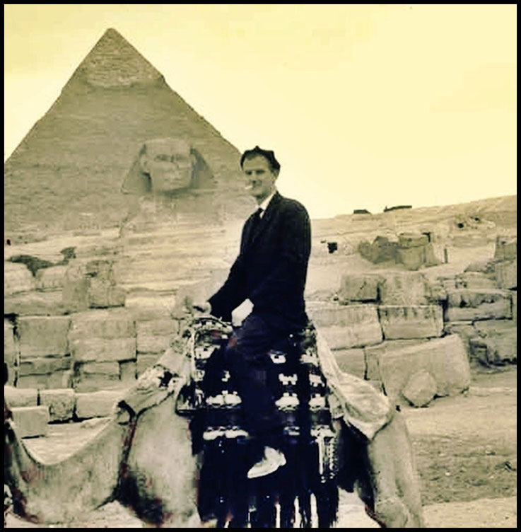 Pedro Meier Ägypten Reise 1963 auf Kamel – Grosse Sphinx von Gizeh, Chephren- und Cheops-Pyramide Kairo am Nil, Nildelta, Egypt, Land der Pharaonen, Pedro Meier Schriftsteller Lyriker, Multimedia Artist, Unterwegs, Kunstnomade, Netzwerk, Transavantgarde  